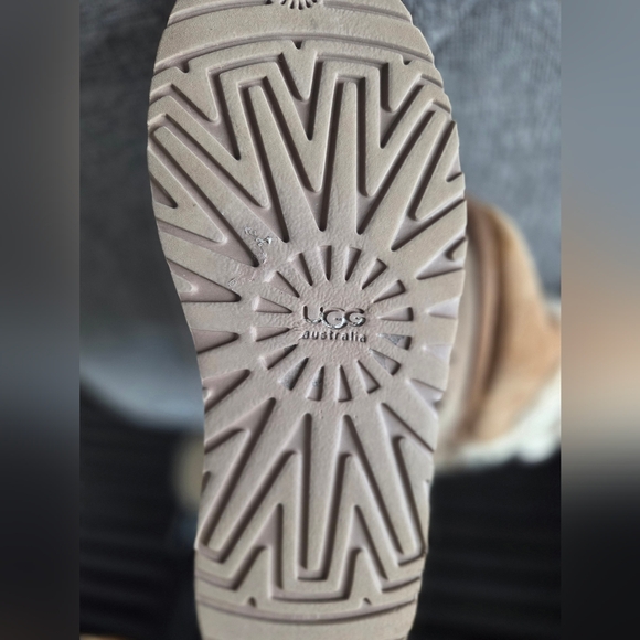 UGG Carter Womens Chestnut Sheepskin Boots Size 5 - Picture 10 of 11